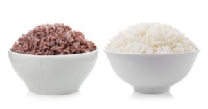 Bol de riz complet et de riz blanc