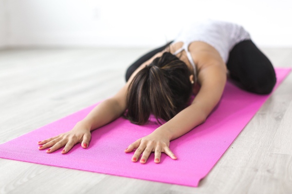 Femme faisant des étirements de yoga MBSR
