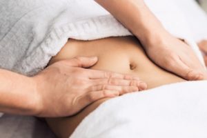 Le massage du ventre a pour bienfait de faciliter la digestion