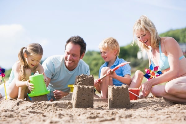 activités en famille - faîtes des châteaux de sable
