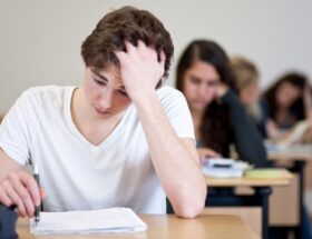 Adolescent stressé pour son examen : brevet / bac