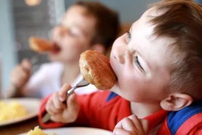 Repas faciles - enfants mangeant des aliments basiques
